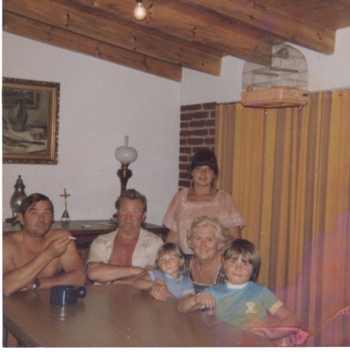 <p>Karel con su esposa, acompa&ntilde;ado por su hijo Remi, su nuera Diana y sus nietos Pablo y Gisell, en Mar del Plata.</p>